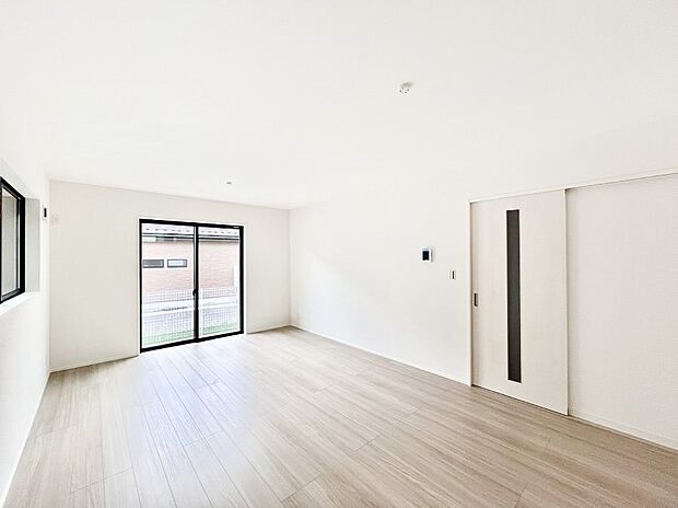 ◆１号棟◆～Living～　飽きの来ないシンプルでおしゃれなLDK。大きな窓から日差しが差し込むので室内も明るく、家族の憩いの場としてピッタリです。開放感と日当たりの良さを是非ご覧ください！