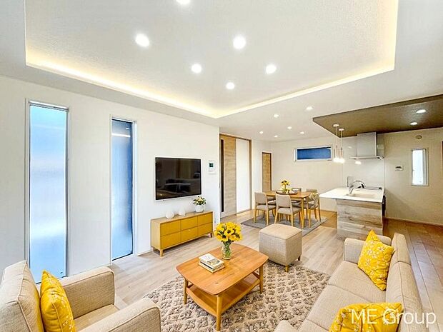 家族の和やかな会話が聞こえてきそう。開放感のあるリビングです。※家具はCGです