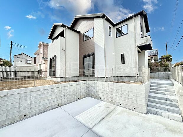 ～Exterior～  閑静な住宅地で子育て家族にピッタリ。  毎日のお散歩も快適な緑に恵まれたエリアで、自然に包まれた穏やかな暮らしを実現するための、ゆとりある住環境が整っています。