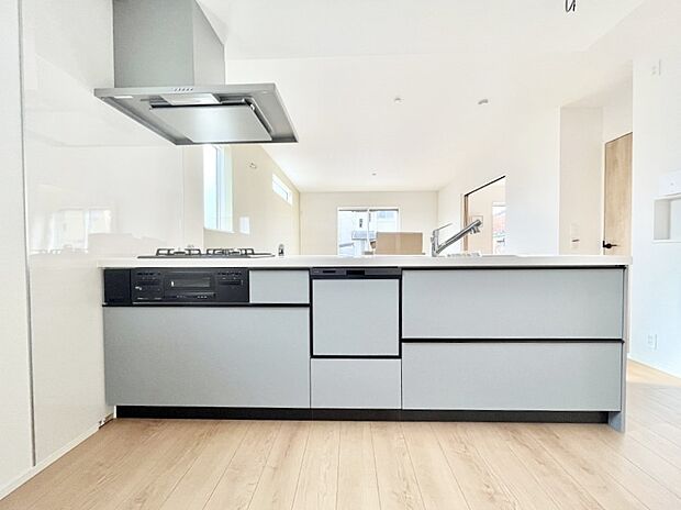 ～Kitchen～　会話が弾むリビング、料理が愉しくなるキッチン。家は、ただ生活する場ではなく、暮らしを愉しく、快適にする場所。笑顔の毎日、安らぎの日々のために、最新の設備・仕様を採用。