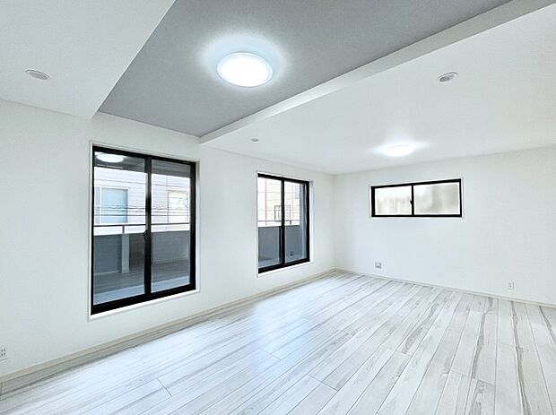 ～Living～　飽きの来ないシンプルでおしゃれなLDK。大きな窓から日差しが差し込むので室内も明るく、家族の憩いの場としてピッタリです。開放感と日当たりの良さを是非ご覧ください！