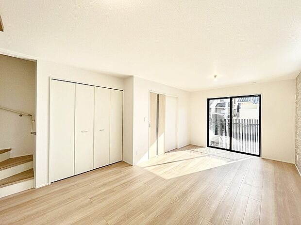 大きな窓からたっぷりの陽光と風を感じられるリビング