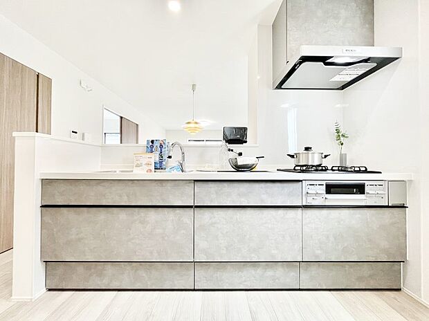 ◆１号棟◆～Kitchen～　広くて使いやすいキッチンなら家族でいっしょに料理をつくったり、後片付けも手間なくできちゃいます♪収納もたっぷりあるので、いつもすっきりと清潔な印象を保てます。