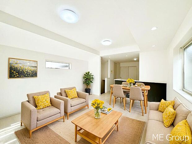 ～Living～　家族の会話や笑顔が行き交うリビングです。子供が走ってる姿を見ながら、大きなソファやダイニングテーブルでゆったり食事をしたりくつろぎたい♪そんな夢が叶えられる空間です！※家具はCGです