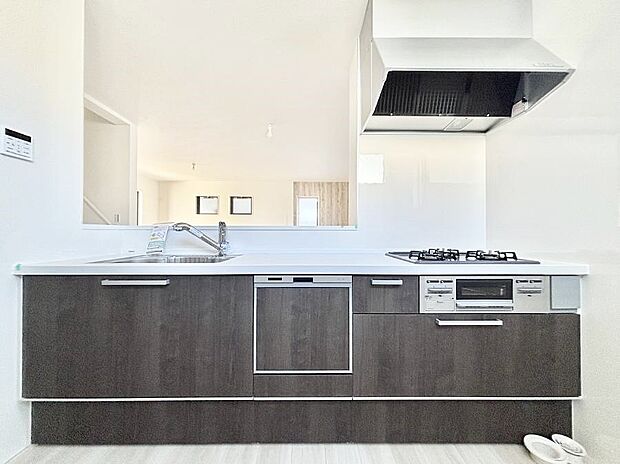 ◆1号棟◆~Kitchen~ 会話が弾むリビング、料理が愉しくなるキッチン。家は、ただ生活する場ではなく、暮らしを愉しく、快適にする場所。笑顔の毎日、安らぎの日々のために、最新の設備・仕様を採用。