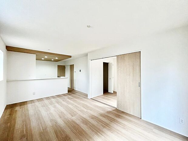 ナチュラルテイストの優しく柔らかい色使いのフローリングが素敵なリビングですね。