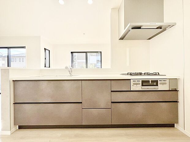 ◆C号棟◆~Kitchen~ 広くて使いやすいキッチンなら家族でいっしょに料理をつくったり、後片付けも手間なくできちゃいます♪収納もたっぷりあるので、いつもすっきりと清潔な印象を保てます。