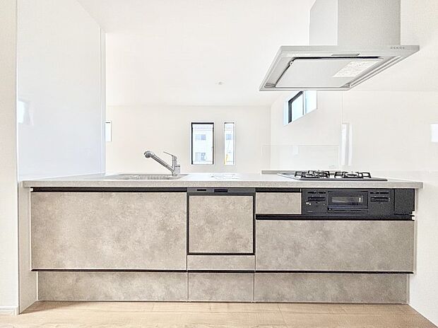 ~Kitchen~ 会話が弾むリビング、料理が愉しくなるキッチン。家は、ただ生活する場ではなく、暮らしを愉しく、快適にする場所。笑顔の毎日、安らぎの日々のために、最新の設備・仕様を採用。