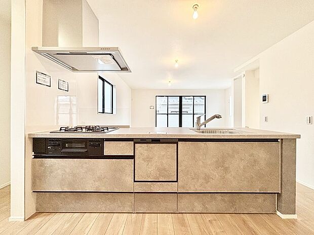 ~Kitchen~ 会話が弾むリビング、料理が愉しくなるキッチン。家は、ただ生活する場ではなく、暮らしを愉しく、快適にする場所。笑顔の毎日、安らぎの日々のために、最新の設備・仕様を採用。