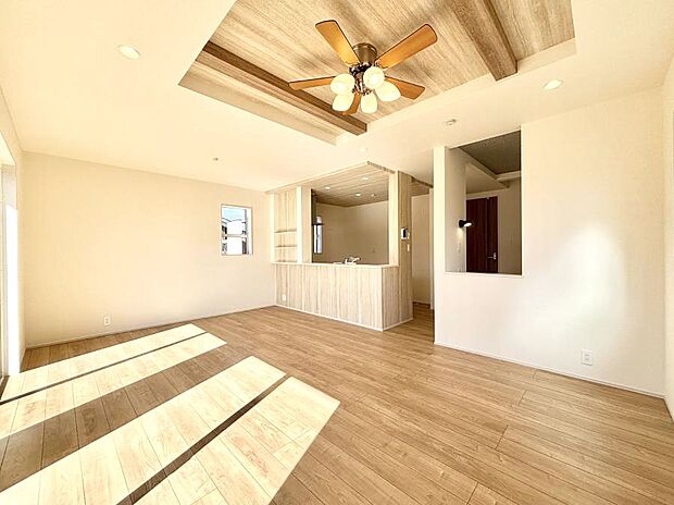 ◆１号棟◆～Living～　家族の食事や団らんのほか、子どもを遊ばせたり、友人を招いたりするLDKは住まいの中心。長時間過ごす場所だから、その空間は住まい全体の居心地を左右します。