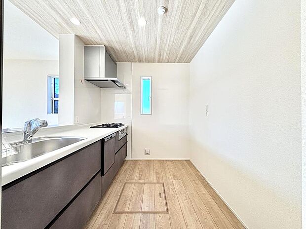 ◆１号棟◆～Kitchen～　自然光が入る窓のあるキッチン☆毎日使う場所だからこそ、使い勝手を考慮しました。ゆったりとしたキッチンコーナーは質感豊かな仕上がりとなっております。