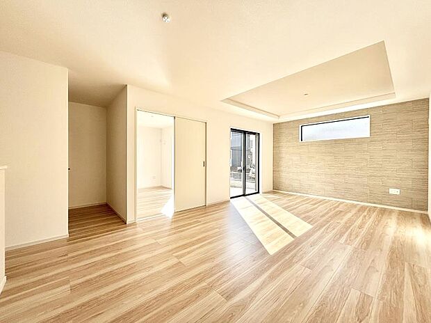 ~Living~ 飽きの来ないシンプルでおしゃれなLDK。大きな窓から日差しが差し込むので室内も明るく、家族の憩いの場としてピッタリです。開放感と日当たりの良さを是非ご覧ください!