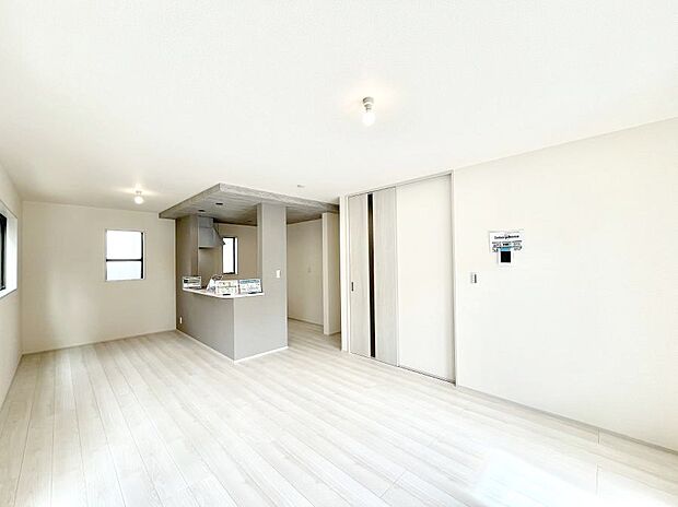 ◆1号棟◆~Living~ ここにはみんなが集い、食事と楽しい会話が始まる。話に夢中になりすぎて、ついつい時を忘れ夜半過ぎになってしまう。そんな束の間の幸せを感じさせてくれる場所でありたい。