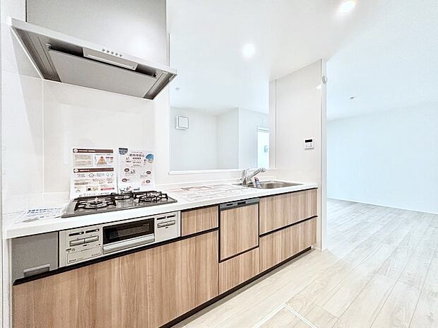 ～Kitchen～　会話が弾むリビング、料理が愉しくなるキッチン。家は、ただ生活する場ではなく、暮らしを愉しく、快適にする場所。笑顔の毎日、安らぎの日々のために、最新の設備・仕様を採用。