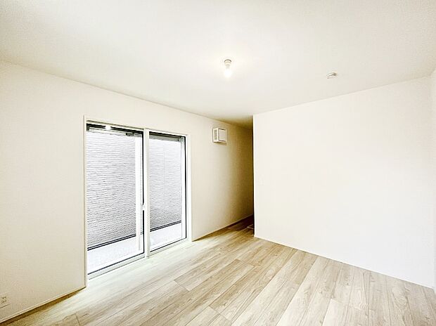 ◆1号棟◆～Bed Room～　木の温もりがやさしいフローリングは安らぎをもたらすプライベート空間。明るめのフローリングですので、壁紙ともマッチし、お部屋を更に広く見せてくれる効果も。