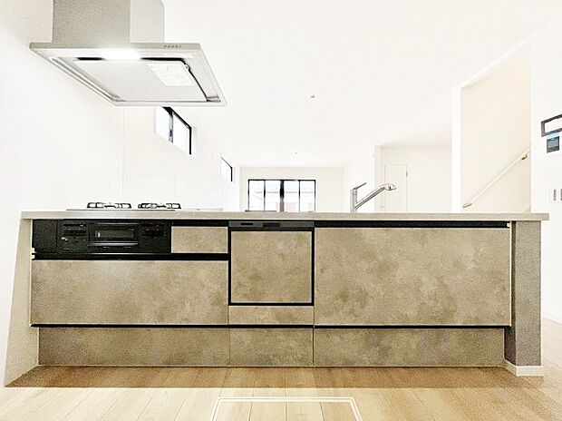 ～Kitchen～　会話が弾むリビング、料理が愉しくなるキッチン。家は、ただ生活する場ではなく、暮らしを愉しく、快適にする場所。笑顔の毎日、安らぎの日々のために、最新の設備・仕様を採用。