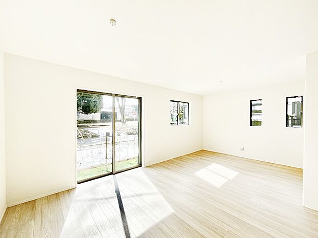 ◆A号棟◆～Living～　飽きの来ないシンプルでおしゃれなLDK。大きな窓から日差しが差し込むので室内も明るく、家族の憩いの場としてピッタリです。開放感と日当たりの良さを是非ご覧ください！