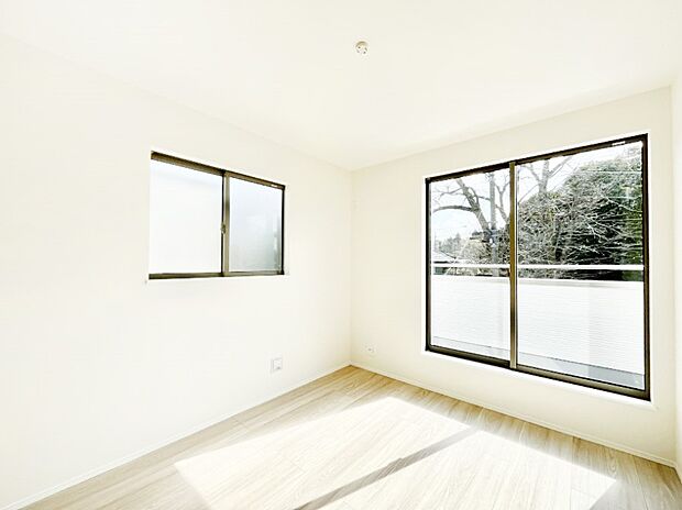 ◆A号棟◆～Bed Room～　2面採光を確保した明るい室内は、風通しも良く、大変居心地の良い空間となっております。爽やかな風を感じて起きる朝は、快適生活の始まりに！日当たりや通風がとても良い住まい♪