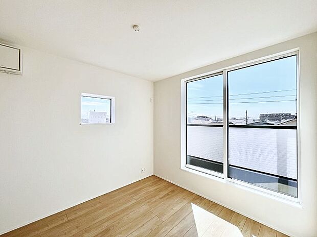 ◆１号棟◆～Bed Room～　木の温もりがやさしいフローリングは安らぎをもたらすプライベート空間。明るめのフローリングですので、壁紙ともマッチし、お部屋を更に広く見せてくれる効果も。