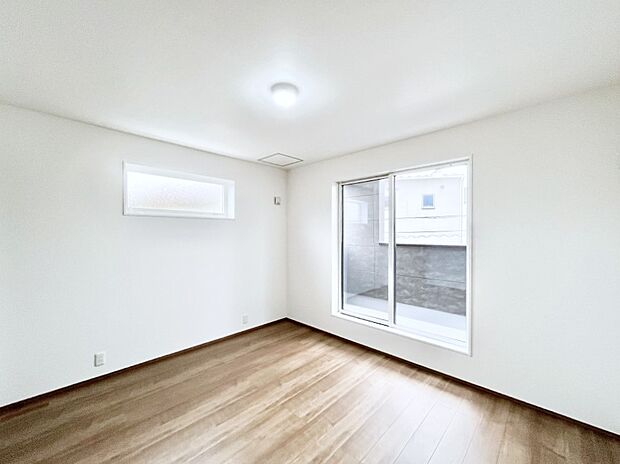 バルコニーが開放感をプラスしてくれる洋室