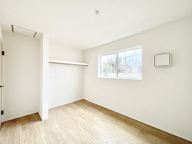 ～Bed Room～　部屋数が多いのが戸建てのメリットです。ご家族が増えたことで手狭に感じていた住まいも戸建てでは各居室プライバシーを保つことができます。住まいにゆとりが生まれ心もリラックスできます♪