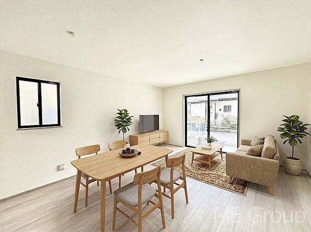 ~Living~ 飽きの来ないシンプルでおしゃれなLDK。大きな窓から日差しが差し込むので室内も明るく、家族の憩いの場としてピッタリです。開放感と日当たりの良さを是非ご覧ください! ※家具はCGです