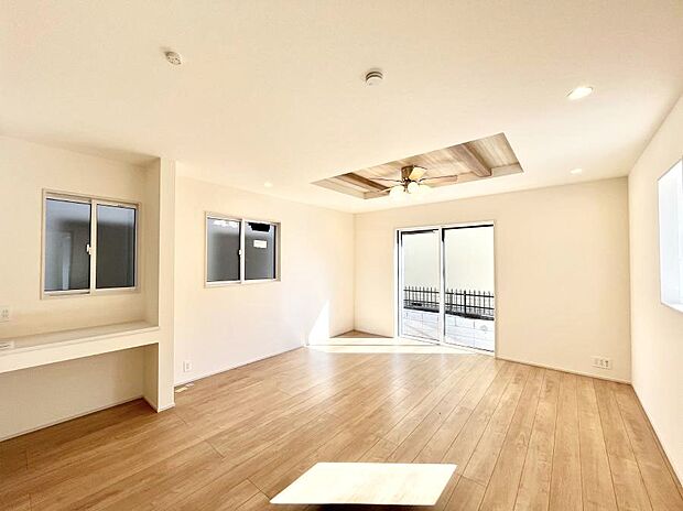 ◆1号棟◆～Living～　飽きの来ないシンプルでおしゃれなLDK。大きな窓から日差しが差し込むので室内も明るく、家族の憩いの場としてピッタリです。開放感と日当たりの良さを是非ご覧ください！