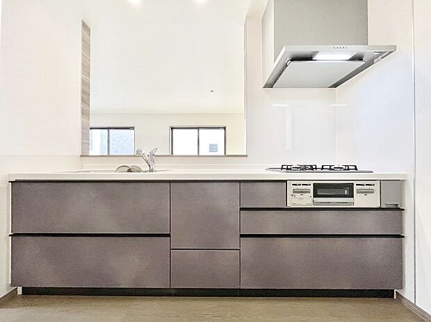 ◆2-B号棟◆～Kitchen～　広くて使いやすいキッチンなら家族でいっしょに料理をつくったり、後片付けも手間なくできちゃいます♪収納もたっぷりあるので、いつもすっきりと清潔な印象を保てます。