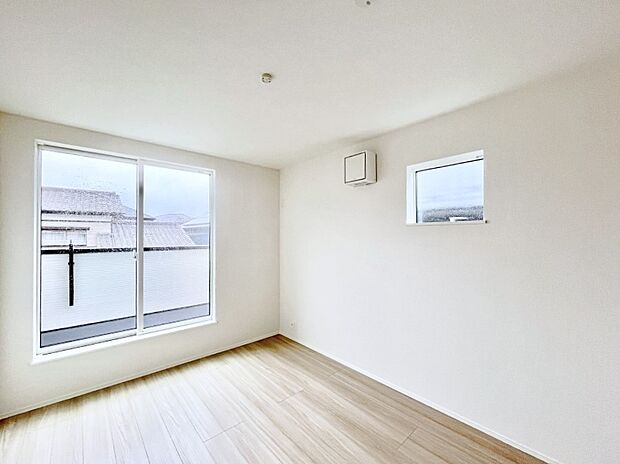 ～Bed Room～　バルコニーからの採光で朝もスッキリ目が覚めそうですね！穏やかな光が差し込む室内には、穏やかな時間が流れます。休日には、落ち着いた空間で自分の趣味を楽しむのはいかがですか。