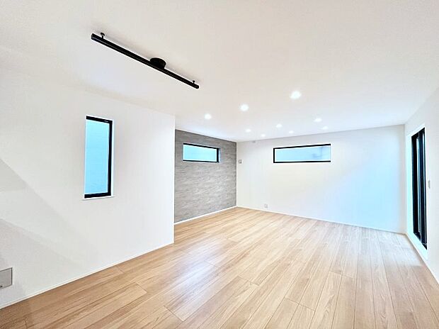 ◆１号棟◆～Living～  豊かな陽光がこの場所を照らしだす。  光溢れるこの空間はみんなの笑顔が集う場所、時を忘れ、つきることのないたわいもない会話を楽しむ時間、たくさんの思いが綴られる場所。
