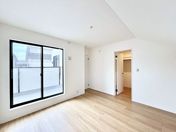 ◆１号棟◆～Bed Room～  「今日も一日お疲れ様」とご夫婦でゆったりくつろげるWIC付きの寝室。  毎日の家事やお仕事に疲れた日はフカフカのベットで癒されてください。快適な広さが自慢♪