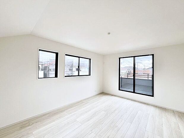 ～Bed Room～　2面採光を確保した明るい室内は、風通しも良く、大変居心地の良い空間となっております。爽やかな風を感じて起きる朝は、快適生活の始まりに！日当たりや通風がとても良い住まい♪