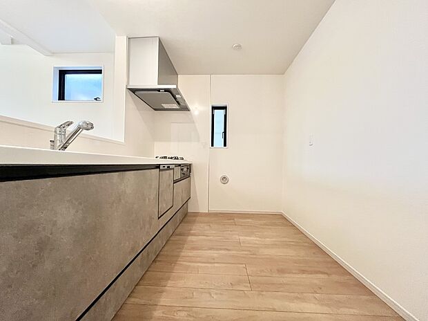 ◆1号棟◆~Kitchen~ 自然光が入る窓のあるキッチン☆毎日使う場所だからこそ、使い勝手を考慮しました。ゆったりとしたキッチンコーナーは質感豊かな仕上がりとなっております。
