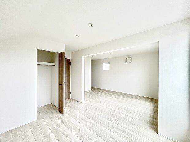 ～Bed Room～  「今日も一日お疲れ様」とご夫婦でゆったりくつろげる寝室。  毎日の家事やお仕事に疲れた日はフカフカのベットで癒されてください。テレビや本棚をおいても快適な広さが自慢♪