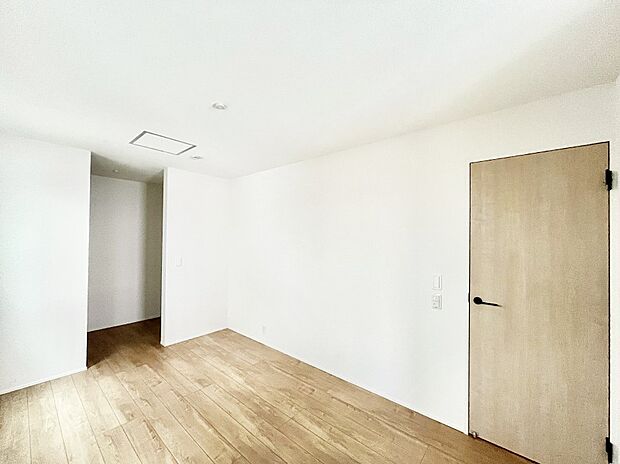 ◆２号棟◆～Bed Room～　全居室には収納クローゼットを完備！普段使いのお洋服や小物はもちろん、季節物のお洋服などもしっかりと整理整頓おしまい頂けます。  居室空間を広く使用できますね。