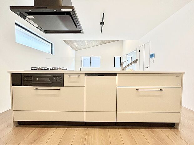 ◆１号棟◆～Kitchen～　会話が弾むリビング、料理が愉しくなるキッチン。家は、ただ生活する場ではなく、暮らしを愉しく、快適にする場所。笑顔の毎日、安らぎの日々のために、最新の設備・仕様を採用。