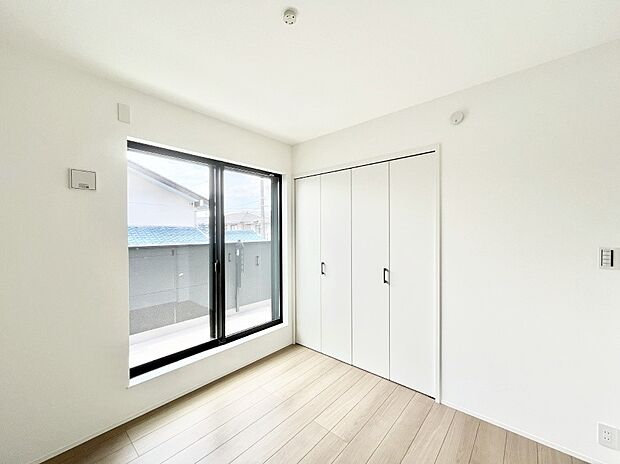 ◆１号棟◆～Bed Room～　マンションと違い部屋数が多いのが戸建てのメリットです。ご家族が増えたことで手狭に感じていた住まいも戸建てでは各居室プライバシーを保つことができます。