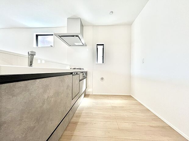 ～Kitchen～　自然光が入る窓のあるキッチン☆毎日使う場所だからこそ、使い勝手を考慮しました。ゆったりとしたキッチンコーナーは質感豊かな仕上がりとなっております。
