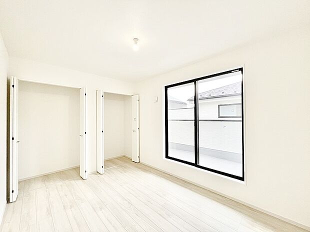◆1号棟◆~Bed Room~ マンションと違い部屋数が多いのが戸建てのメリットです。ご家族が増えたことで手狭に感じていた住まいも戸建てでは各居室プライバシーを保つことができます。