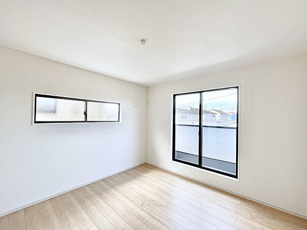 ◆1号棟◆~Bed Room~ 「今日も一日お疲れ様」とご夫婦でゆったりくつろげる寝室。 毎日の家事やお仕事に疲れた日はフカフカのベットで癒されてください。テレビや本棚をおいても快適な広さが自慢♪
