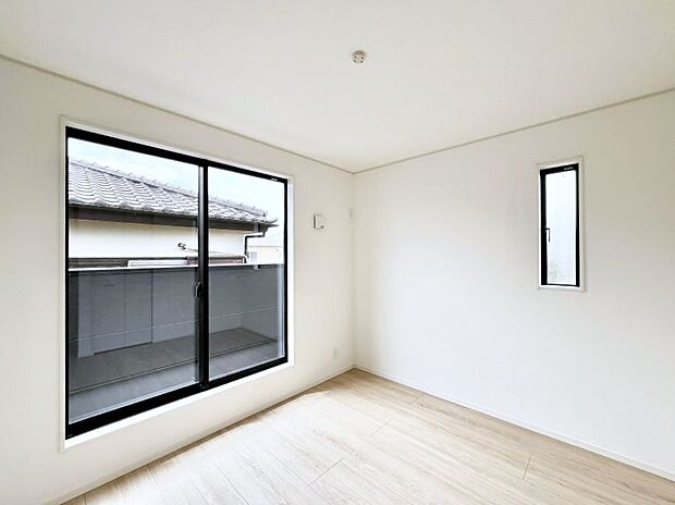 ～Bed Room～　バルコニーからの採光で朝もスッキリ目が覚めそうですね！穏やかな光が差し込む室内には、穏やかな時間が流れます。休日には、落ち着いた空間で自分の趣味を楽しむのはいかがですか。