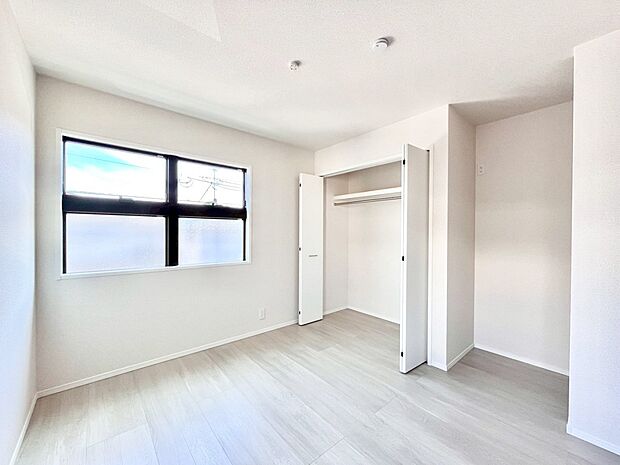 ◆1号棟◆～Bed Room～  全居室には収納クローゼットを完備！普段使いのお洋服や小物はもちろん、季節物のお洋服などもしっかりと整理整頓おしまい頂けます。  居室空間を広く使用できますね。