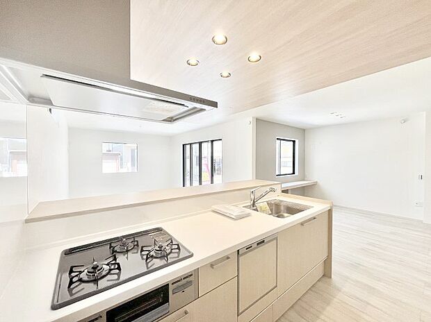 ◆１号棟◆～Kitchen～　会話が弾むリビング、料理が愉しくなるキッチン。家は、ただ生活する場ではなく、暮らしを愉しく、快適にする場所。笑顔の毎日、安らぎの日々のために、最新の設備・仕様を採用。