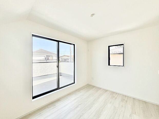 ◆１号棟◆～Bed Room～　2面採光を確保した明るい室内は、風通しも良く、大変居心地の良い空間となっております。爽やかな風を感じて起きる朝は、快適生活の始まりに！日当たりが良い住まい♪