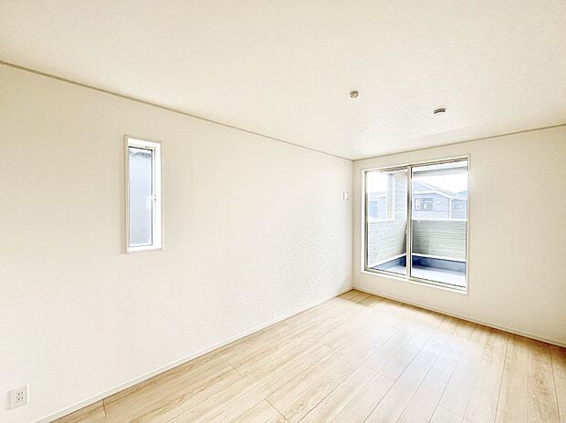 ～Bed Room～  「今日も一日お疲れ様」とご夫婦でゆったりくつろげる寝室。  毎日の家事やお仕事に疲れた日はフカフカのベットで癒されてください。テレビや本棚をおいても快適な広さが自慢♪