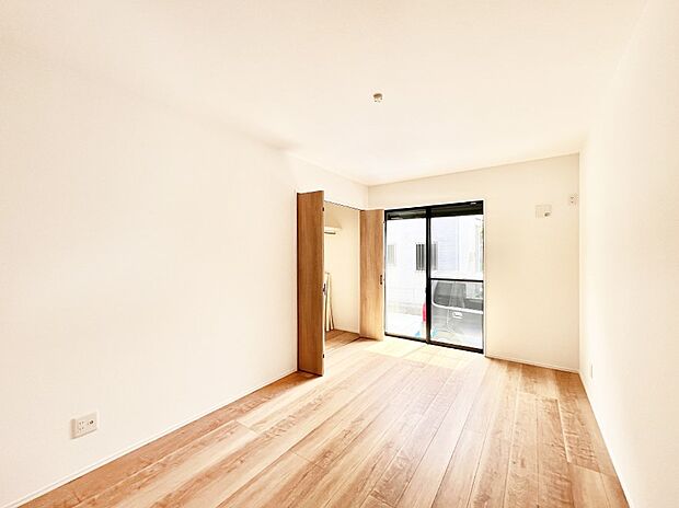 ~Bed Room~ 「今日も一日お疲れ様」とご夫婦でゆったりくつろげる寝室。 毎日の家事やお仕事に疲れた日はフカフカのベットで癒されてください。テレビや本棚をおいても快適な広さが自慢♪