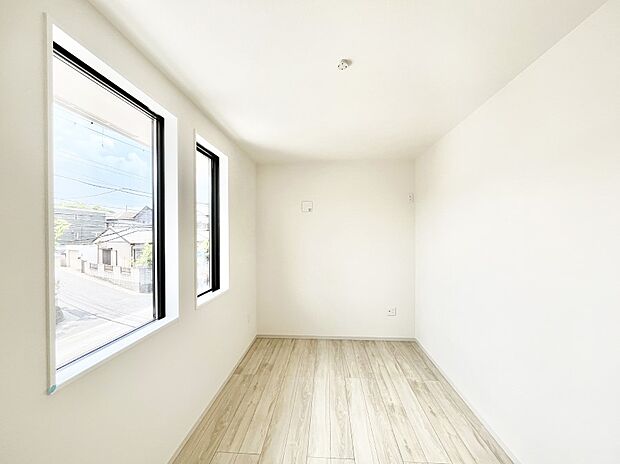 ～Bed Room～　部屋数が多いのが戸建てのメリットです。ご家族が増えたことで手狭に感じていた住まいも戸建てでは各居室プライバシーを保つことができます。住まいにゆとりが生まれ心もリラックスできます♪