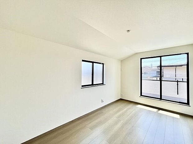 ～Bed Room～　2面採光を確保した明るい室内は、風通しも良く、大変居心地の良い空間となっております。爽やかな風を感じて起きる朝は、快適生活の始まりに！日当たりや通風がとても良い住まい♪