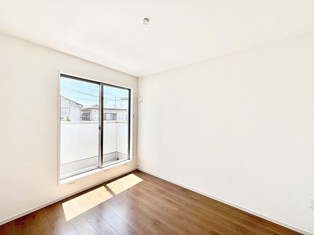 ~Bed Room~ バルコニーからの採光で朝もスッキリ目が覚めそうですね!穏やかな光が差し込む室内には、穏やかな時間が流れます。休日には、落ち着いた空間で自分の趣味を楽しむのはいかがですか。