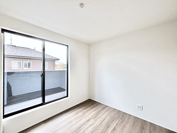 ~Bed Room~ 部屋数が多いのが戸建てのメリットです。ご家族が増えたことで手狭に感じていた住まいも戸建てでは各居室プライバシーを保つことができます。住まいにゆとりが生まれ心もリラックスできます♪
